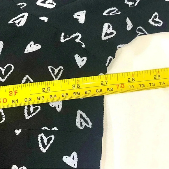 Mandee women black white heart print V neckline 1/2 cuffed  sleeves flowy top 2X - Picture 7 of 12